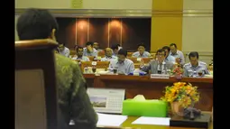 Rapat tersebut mengagendakan penjelasan Menkumham soal rencana strategis dan target Kemenkum HAM yang berfokus pada penyelesaian permasalahan over kapasitas narapidana dan masalah lainnya, Jakarta, Rabu (21/01/2105). (Liputan6.com/Andrian M Tunay)