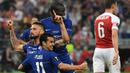 Selebrasi striker Chelsea, Olivier Giroud bersama rekan-rekannya setelah mencetak gol ke gawang Arsenal pada laga final Liga Europa 2018/2019 di Baku Olympic Stadium, Baku, Azerbaijian (29/5/2019). Arsenal sukses maju ke partai final Liga Europa 2018/2019 menantang Chelsea (29/5/2019). The Gunners akhirnya harus mengakui keunggulan Chelsea dengan skor 1-4. (AFP/Ozan Kose)