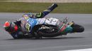 Pebalap Schedl GP Racing, Philipp Oettl tergelincir pada sesi latihan Moto 3 rashes out during the first practice session of the Moto 3 Australian Grand Prix di Phillip Island (21/10/2016). (AFP/Paul Crock)