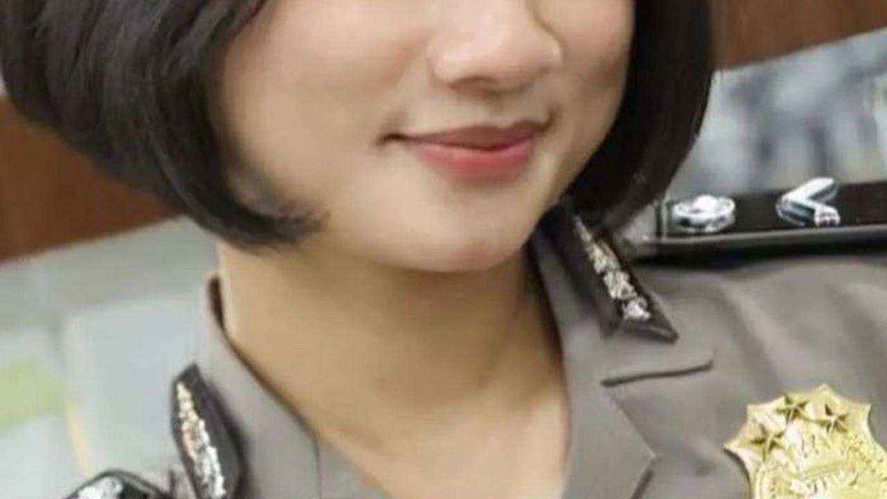 Berikut ketentuan sikap tampang rambut untuk polisi wanita:<br>