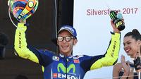 Momen saat pembalap Movistar Yamaha, Valentino Rossi naik podium ketiga MotoGP Inggris 2017 di Sirkuit Silverstone, Minggu (27/8/2017). (AP Photo/Rui Vieira)