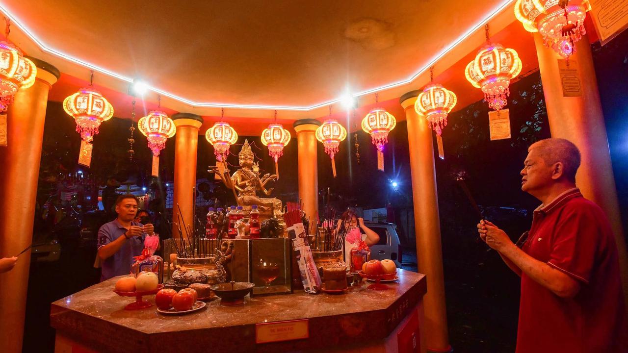 FOTO: Khidmat Sembahyang Malam Imlek di Wihara Kwan In Thang Tangerang Selatan