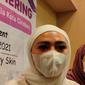Noni Ayi pengusaha skin care berbagi pengalaman saat family gathering bersama reseller di Kota Cirebon. Foto (Liputan6.com / Panji Prayitno)
