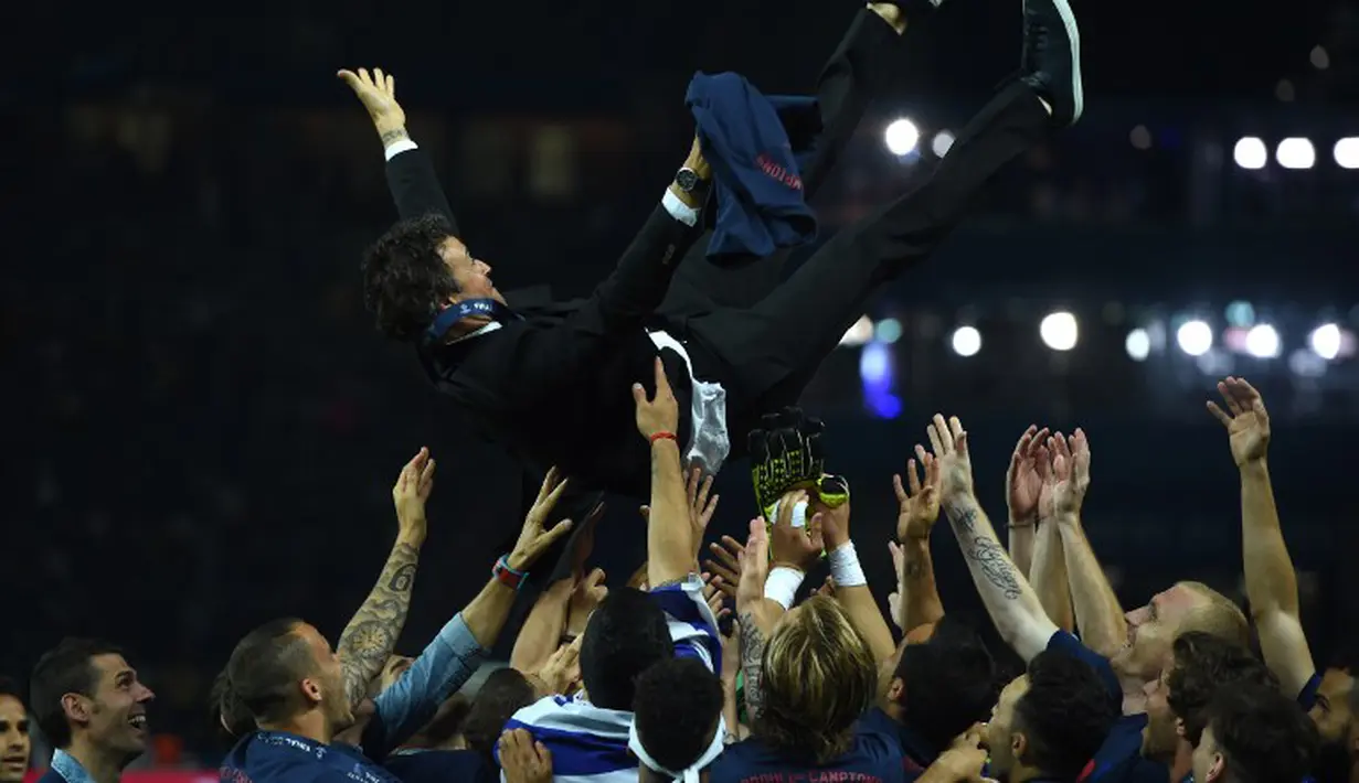 Para pemain Barcelona melempar pelatih mereka Luis Enrique usai laga final Liga Champions 2014-2015 di Olympiastadion, Berlin, Minggu (7/6/2015). Barcelona kandaskan Juventus dengan skor 3-1. (AFP Photo/Patrik Stollarz)