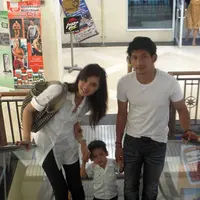 Ibnu Jamil resmi mempersunting Ade Maya tahun 2006. Sekitar setahun kemudian, dikaruniai seorang putra Dhofin Maula Jamil. Kabar mengejutkan, 8 Maret 2017 Maya mengajukan gugatan. Sidang ketiga, 27 April gugatan Maya dibatalkan. (Instagram/maulajamilo11)