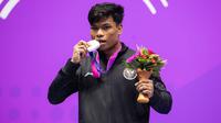 Atlet wushu Indonesia, Samuel Marbun berfoto dengan medali perak yang diraihnya pada nomor sanda kelas 65kg putra Asian Games 2022 saat upacara penyerahan medali di Xiaoshan Guali Sports Centre, Hangzhou, China, Kamis (28/9/2023). (NOC Indonesia/Naif Al'as)