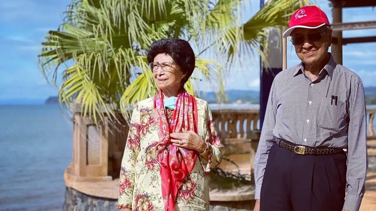 Mantan Perdana Menteri Malaysia Mahathir Mohamad dan istri, Siti Hasmah, di Pulau Langkawi pada tahun 2020.