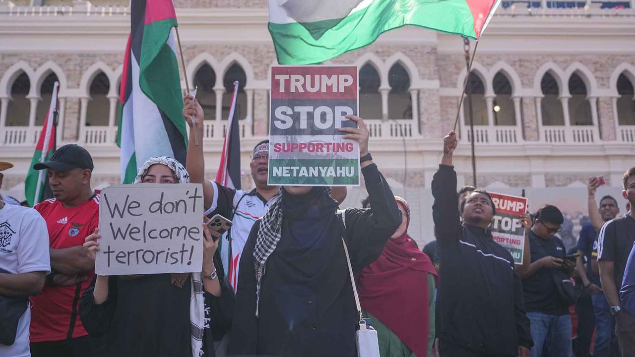 FOTO: Warga Malaysia Serukan Hentikan Agresi di Gaza saat Kunjungan Trump