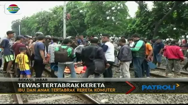 Tak mengindahkan peringatan warga di perlintasan kereta, ibu dan anak di Cikarang, Bekasi, tewas tersambar KRL.