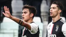 Pelatih Juventus, Maurizio Sarri, menegaskan Cristiano Ronaldo dan Paulo Dybala bisa main bersama. Menurut Sarri, duet keduanya cukup baik dan keduanya semakin kompak serta mampu tampil impresif. (AFP/Isabella Bonotto)