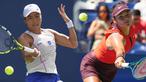 Laga seru akan tersaji dalam pertandingan putaran kedua US Open 2025 antara petenis tunggal putri Indonesia, Janice Tjen melawan petenis tunggal putri Inggris sekaligus juara US Open 2021, Emma Raducanu. (Foto kolase: AP Photo)