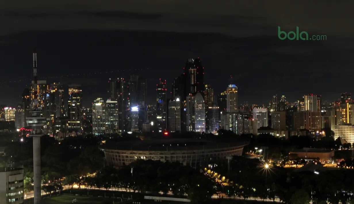 Stadion Utama GBK setelah pemadaman lampu di Kawasan DPR-MPR Jakarta, (24/3/2018). Earth Hour 2018 menjadikan Stadion Utama GBK sebagai ikon menyambut Asian Games 2018. (Bola.com/Nick Hanoatubun)