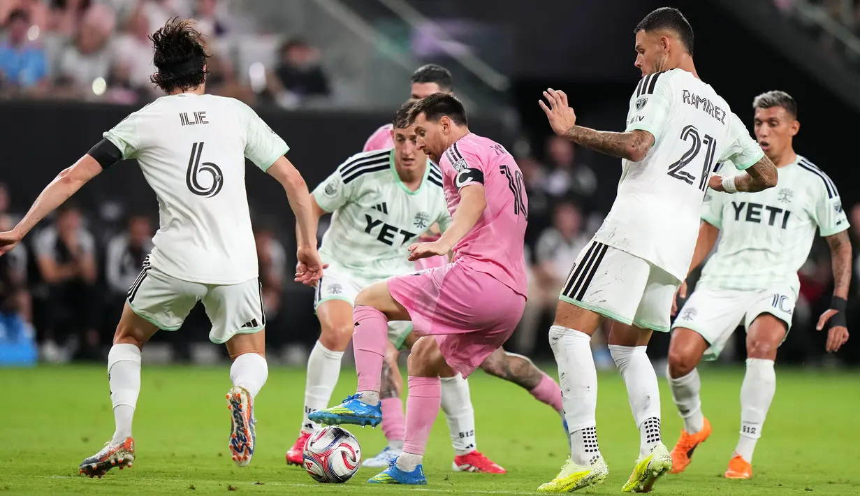 Messi adalah kasus langka seorang pemain yang masih aktif bermain tetapi namanya diabadikan sebagai nama tribun stadion oleh klubnya. (AP Photo/Lynne Sladky)
