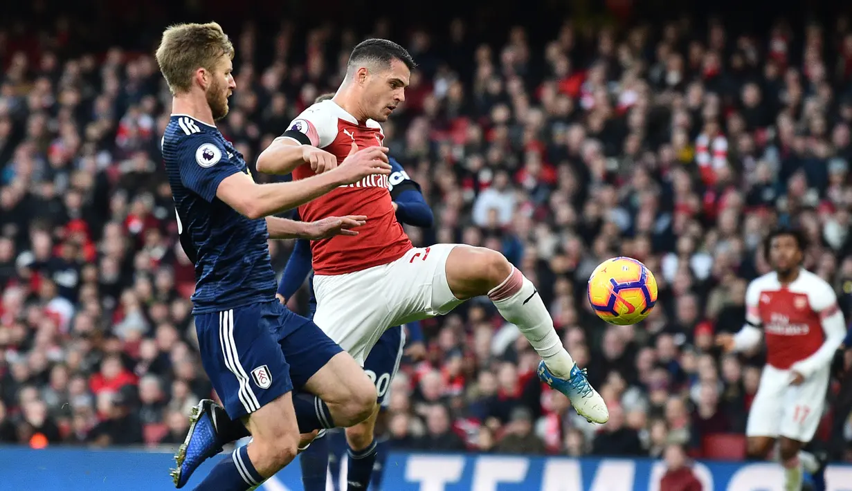Proses terjadinya gol yang dicetak gelandang Arsenal, Granit Xhaka, ke gawang Fulham pada laga Premier League di Stadion Emirates, London, Selasa (1/1). Arsenal menang 5-1 atas Fulham. (AFP/Glyn Kirk)