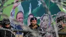Personel polisi berjaga-jaga dalam sebuah rapat umum kampanye pemilihan umum partai Liga Muslim Pakistan (PML) di Hafizabad, provinsi Punjab, pada 18 Januari 2024. (Arif ALI/AFP)