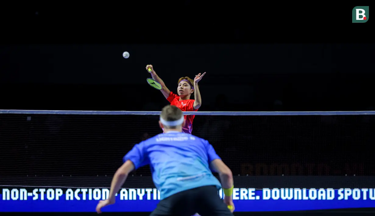 Pebulu tangkis Jepang, Kodai Naraoka dari tim Rockets melakukan pukulan smash ke arah Viktor Axelsen dari tim Lightning dalam laga tunggal putra Badminton XL 2025 di Istora Senayan, Jakarta, Sabtu (04/10/2025). (Bola.com/Bagaskara Lazuardi)