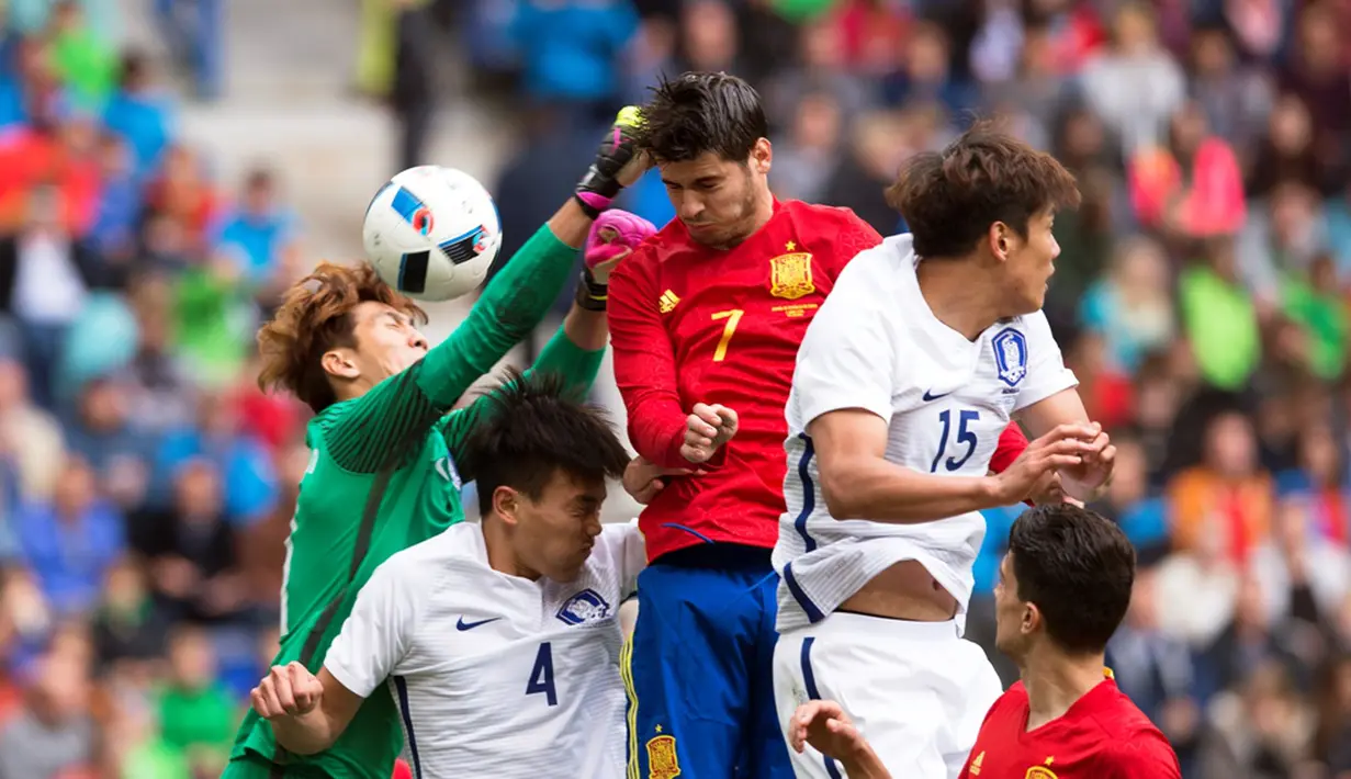 Duel antara pemain Spanyol dan Korea Selatan pada laga persahabatan di Red Bull Arena, Wals-Siezenheim, Austria, Rabu (1/6/2016). (EPA/Andreas Schaad)