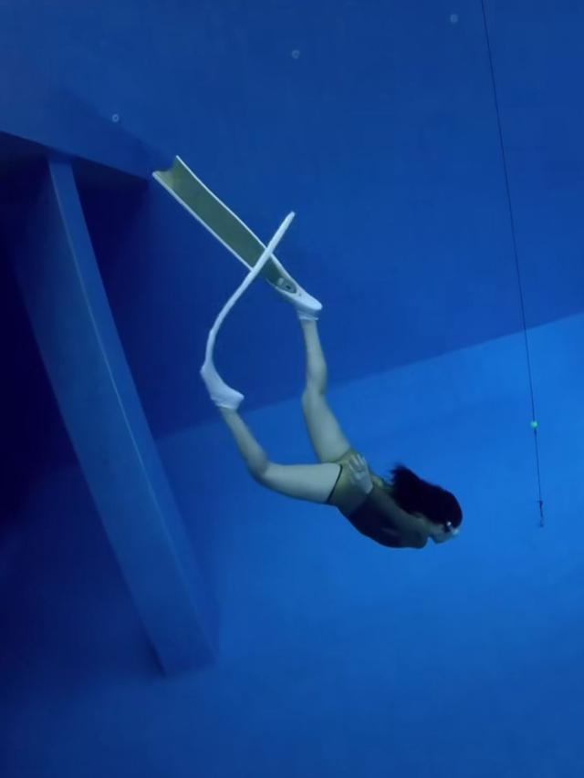 Potret Prilly Latuconsina asyik free diving (credit: https://www.instagram.com/prillylatuconsina96/).