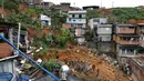 Petugas pemadam kebakaran mencari orang-orang di puing-puing daerah perumahan setelah hujan lebat memicu tanah longsor di Franco da Rocha, Sao Paulo, Brasil, Senin (31/1/2022). Tanah longsor dan banjir yang disebabkan oleh hujan lebat telah menewaskan puluhan orang. (AP Photo/Marcelo Chello)