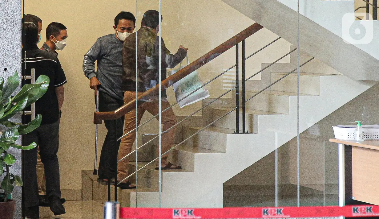 Pihak yang terjaring operasi tangkap tangan (OTT) bersama Wakil Ketua DPRD Provinsi Jawa Timur Sahat Tua Simanjuntak menunju ruang pemeriksaan di Gedung Merah Putih KPK, Jakarta, Kamis (15/12/2022).  KPK mengamankan total empat orang dalam operasi tangkap tangan (OTT) Wakil Ketua DPRD Jawa Timur Sahat Tua Simanjuntak. (Liputan6.com/Faizal Fanani)