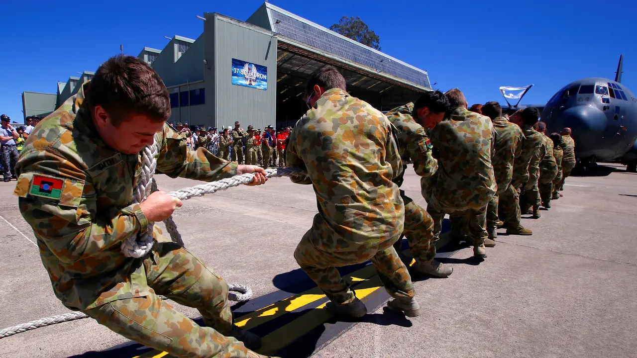 20161124-Tentara-Australia-Tarik-Pesawat-Hercules-Reuters