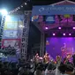 Para Komika dan Orkes Pensil Alis saat menghibur penonton selama acara Jakarta International Comedy Festival (JICOMFEST) 2019 di panggung J-Trust di JIExpo, Kemayoran, Jakarta, Sabtu (3/8/2019). (Kapanlagi.com/Daniel Kampua)