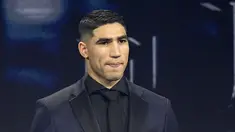 Pemain Maroko Achraf Hakimi berpose dengan trofi Men's World 11 dalam acara Penghargaan The Best FIFA Football Awards 2022 di Paris, Prancis, 27 Februari 2023. Bek PSG ini tengah diselidiki Kantor Kejaksaan Prancis atas dugaan tindak pidana pemerkosaan. Peristiwa itu terjadi akhir pekan ini saat ia tengah berada seorang diri di rumahnya. (AP Photo/Michel Euler)