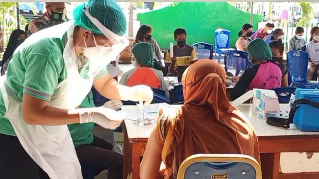 Warga masyarakat sedang mendapatkan suntikan vaksinasi di Kantor Kejaksaan Negeri Sikka, (Liputan6.com/ Dionisius Wilibardus)