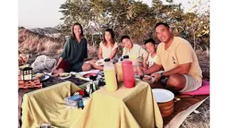 Keseruan Nia Ramadhani dan keluarga piknik di alam terbuka Plataran Komodo. (Foto: Instagram/ ramadhaniabakrie)