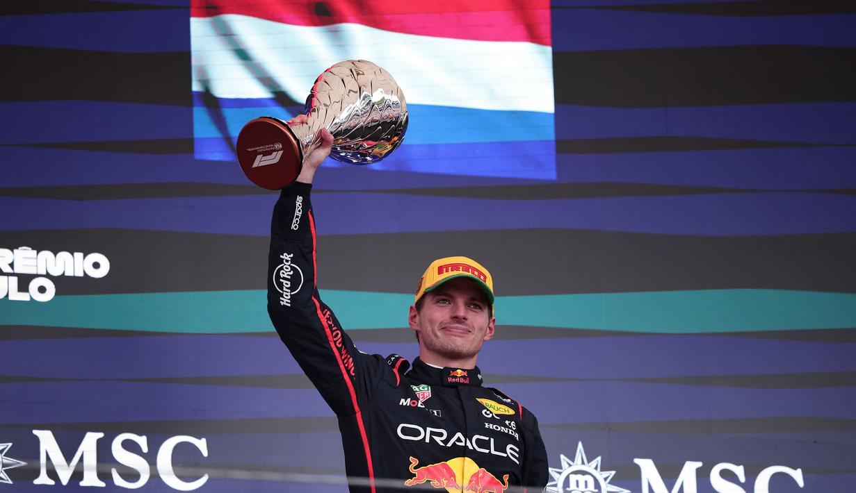 Pembalap Red Bull Racing, Max Verstappen mengangkat trofi saat podium dalam Formula 1 GP Sao Paulo di Interlagos, Sao Paulo, Brasil, Minggu (09/11/2025). (AP Photo/Ettore Chiereguini)