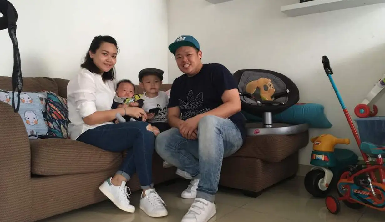 Awal kisah, presenter Reza Bukan dan Verena Visca Purnamasari ketemu pertama kali disebuah cafe. Tahun 2003 silam, pasangan ini pertama kali ketemu. Saat itu, Visca datang bersama ibundanya. Sedangkan Reza bekerja di cafe tersebut. (dok. Pribadi)