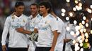 Cristiano Ronaldo (kiri) merayakan keberhasilan timnya meraih trofi Piala Super Spanyol 2017 bersama rekannya di Santiago Bernabeu stadium, Madrid, (16/8/2017). Real menang agregat 5-1. (AFP/Gabriel Bouys)