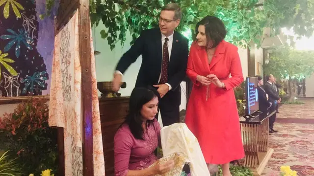 Dubes Kanada sangat antusias memperkenalkan Batik Kanada kepada wartawan (Liputan6.com/Siti Khotimah)