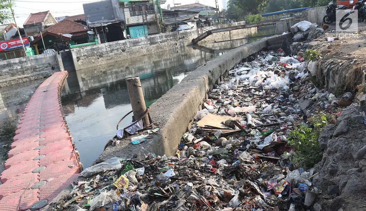 Sampah berserakan di sekitar pintu air Kali Item, Kemayoran, Jakarta, Selasa (2/10). Tidak tersedianya tempat pembuangan menyebabkan warga membuang sampah di lokasi tersebut sehingga menimbulkan bau tidak sedap. (Liputan6.com/Immanuel Antonius)