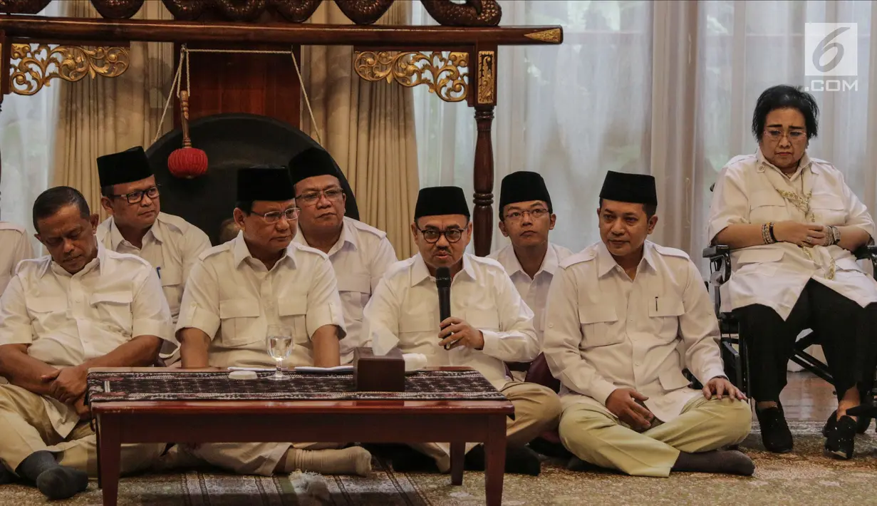 Sudirman Said (kedua kanan) memberi keterangan saat pengumuman calon Gubernur Jawa Tengah di Rumah Kertanegara, Jakarta, Rabu (13/12). Partai Gerindra resmi mengusung Sudirman Said sebagai calon Gubernur Jawa Tengah. (Liputan6.com/Faizal Fanani)