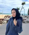 Beby Tsabina selama di Aceh membagikan beberapa foto dirinya. Termasuk saat berada di pantai indah, Aceh. Beby tampil dengan busana serba navy. [@bebytsabina]