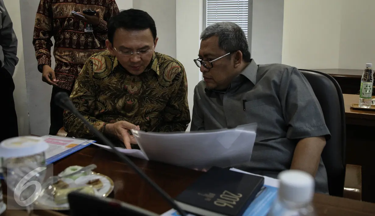 Gubernur DKI Jakarta Basuki Tjahaja Purnama (kiri) berdiskusi dengan Gubernur Jawa Barat Ahmad Heriawan saat rapat terbatas terkait percepatan pembangunan Light Rail Transit (LRT) di Kantor Presiden, Jakarta, Selasa (29/3). (Liputan6.com/Faizal Fanani)