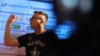 Benny Tandean saat beraksi pada Darts National Competition Series 03 yang digelar di Tokyo Hub, PIK 2, Minggu (30/6/2024). (Bola.com/M Iqbal Ichsan)