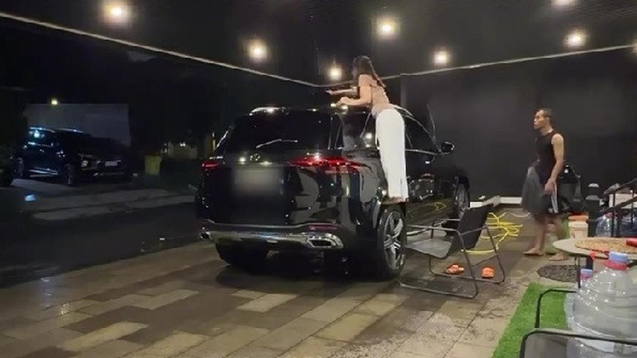 Potret Michelle Ziudith Nyuci Mobil Sendiri Malam-Malam, Bikin Netizen Salut dan Dipuji Artis Mandiri