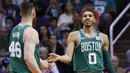 Pebasket Boston Celtics, Jayson Tatum dan Aron Baynes, merayakan kemenangan atas Phoenix Suns pada laga NBA di Talking Stick Resort Arena, Selasa (27/3/2018). Boston Celtics menang 102-94 atas Phoenix Suns. (AP/Ross D. Franklin)