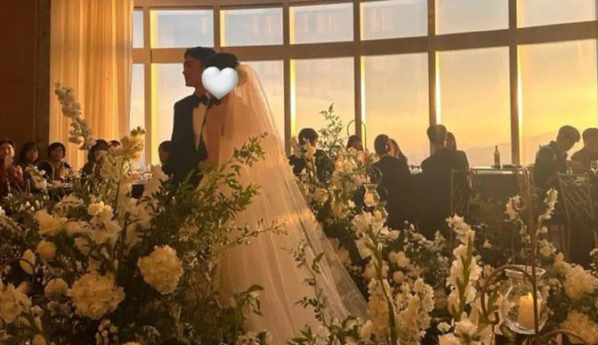 <p>Terlihat Chen dan sang istri mengenakan busana pengantin. Chen mengenakan set suit hitam-putih, sementara istrinya mengenakan strapless dress model sweetheart neckline warna putih. [Twitter]</p>