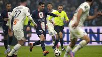 Pemain PSG, Lionel Messi menggiring bola untuk melewati pemain Marseille pada laga lanjutan Liga Prancis 2022/2023 yang berlangsung di Velodrome Stadium, Jakarta, Senin (27/02/2023) dini hari WIB. Les Parisiens menang dengan skor 3-0.