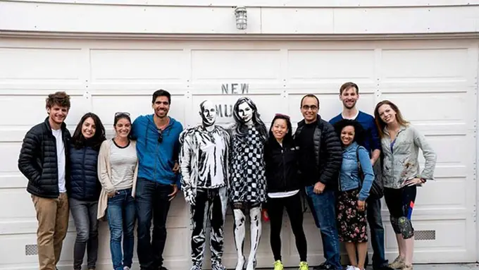 Bikin Terharu, Pria Ini Melamar dengan Kostum Mural yang Unik