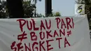 Sejumlah warga Pulau Pari, Kepulauan Seribu membentangkan spanduk saat menggelar aksi di depan Balai Kota DKI Jakarta, Senin (30/4). Mereka berorasi  sambil membawa beragam spanduk dan poster berisikan tuntutan. (Liputan6.com/Arya Manggala)