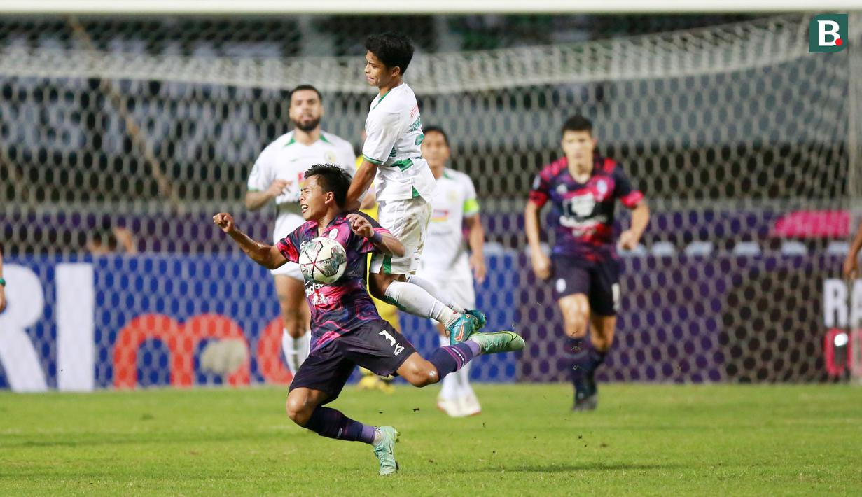 Pemain Rans Nusantara FC, Edo Febriansah, terjatuh saat berebut bola dengan pemain PSS Sleman, Irkham Mila, pada laga BRI Liga 1 di Stadion Pakansari, Bogor, Jumat (29/7/2022). (Bola.com/M Iqbal Ichsan)