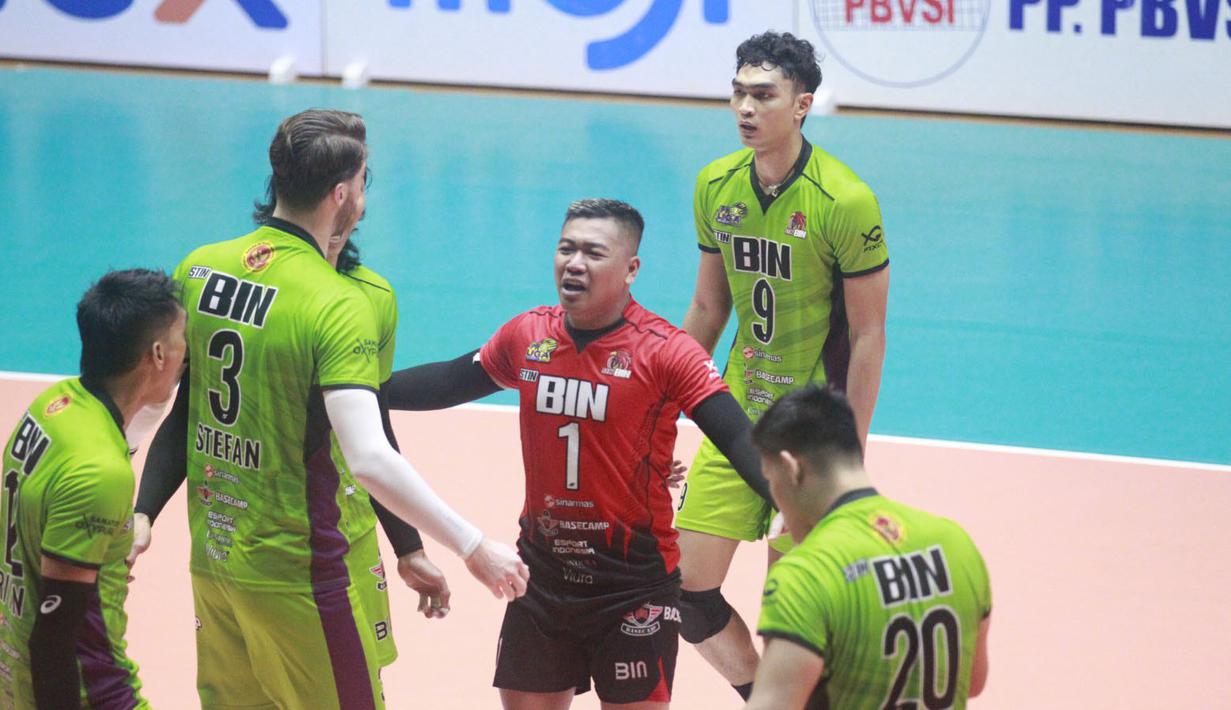 <p>Selebrasi para pemain Jakarta STIN BIN, Hendrik Agel Kurniasandi (tengah) dkk setelah mencetak angka saat menghadapi Jakarta Bhayangkara Presisi pada laga seri keempat putaran pertama PLN Mobile Proliga 2024 di GOR Tri Dharma Petrokimia, Gresik, Jawa Timur, Jumat (17/5/2024). Jakarta STIN BIN menang 3-1 (14-25, 25-21, 25-20 dan 25-21). (Dok. PBVSI)</p>