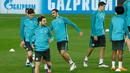 Para pemain Chelsea saat menghadiri sesi latihan di stadion Camp Nou di Barcelona (13/3). Chelsea akan bertanding melawan wakil Spanyol Barcelona pada leg kedua babak 16 Liga Champions. (AFP Photo/Pau Barrena)