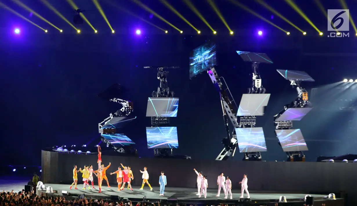 Artis China, Jackson Yee tampil pada Upacara Penutupan Asian Games 2018 di Stadion Utama GBK, Jakarta, Minggu (2/9). Penyanyi ini tampil setelah penyerahan api dan bendera dari Indonesia kepada perwakilan China. (Liputan6.com/Helmi Fithriansyah)
