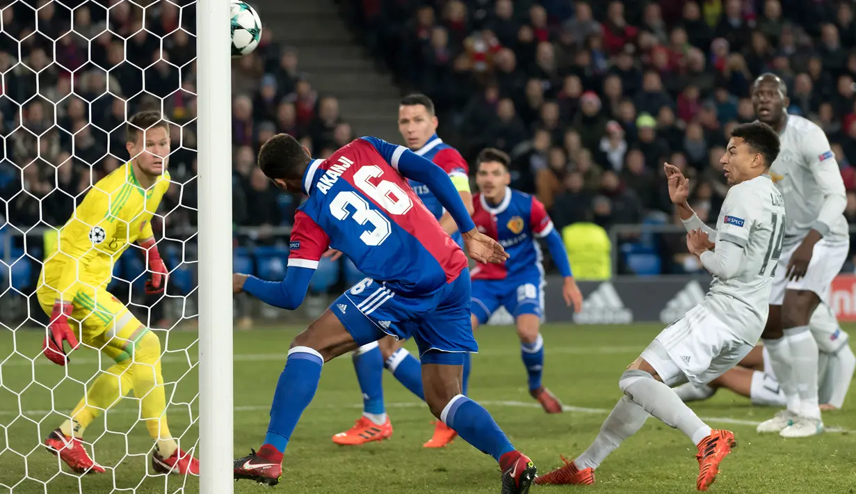 Pemain FC Basel, Manuel Akanji menyundul bola melewati gawang Manchester United pada matchday kelima Grup A Liga Champions di Stadion St Jakob Park, Rabu (22/11). Manchester United takluk 0-1 di markas Basel. (Georgios Kefalas/Keystone via AP)