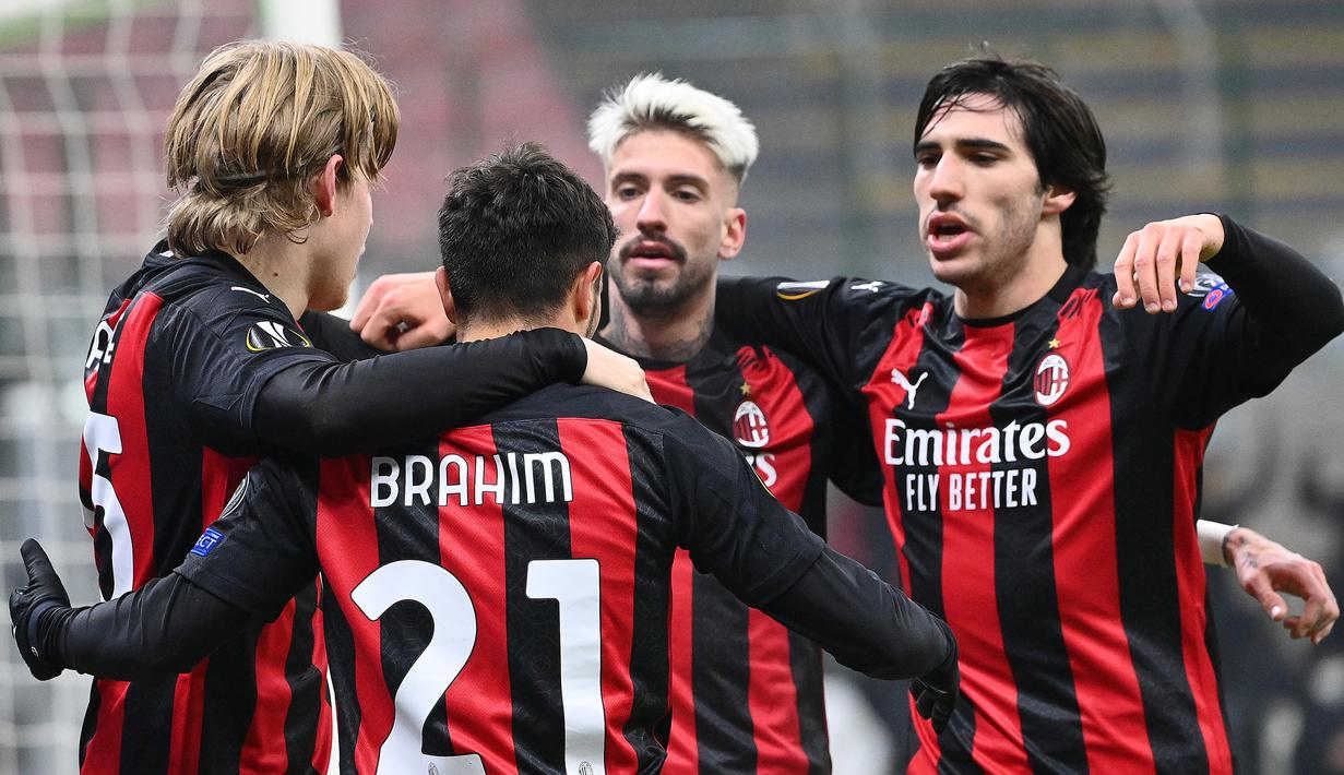 Pemain AC Milan merayakan gol yang dicetak Brahim Diaz ke gawang Celtic pada laga lanjutan Liga Europa di Stadion San Siro, Jumat (4/12/2020) dini hari WIB. AC Milan menang 4-2 atas Celtic. (AFP/Vincenzo Pinto)